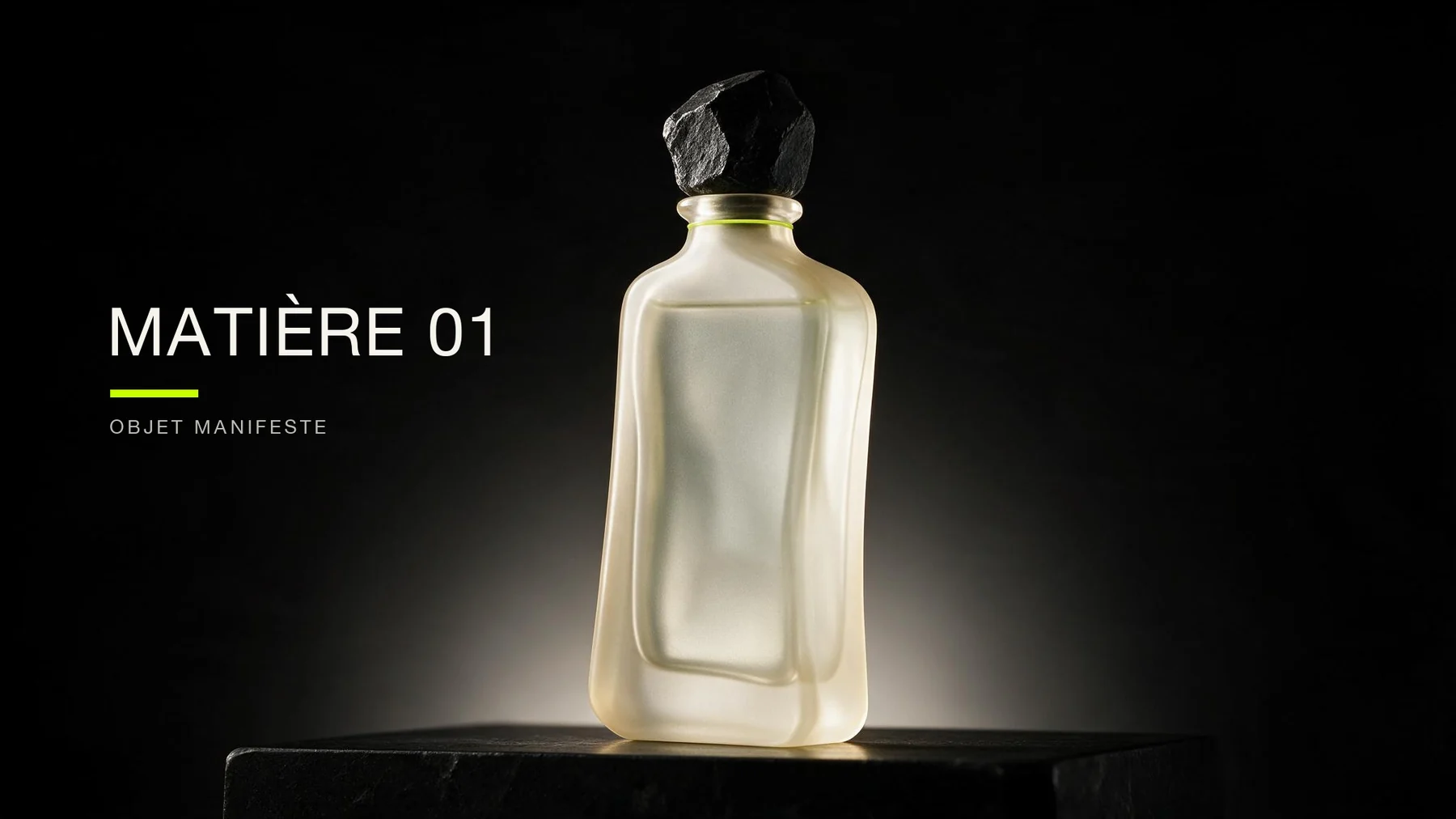 Packshot du flacon fictif MATIÈRE 01 avec son titre et la mention Objet manifeste